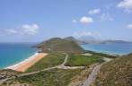 Praia de North Friar's Bay, em St. Kitts, no Caribe. Ao fundo, a ilha de Nevis